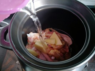 5、花菇炖鸡汤????,加入水