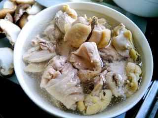 8、花菇炖鸡汤????,把鸡肉捞出来。洗干净，放冷水里。