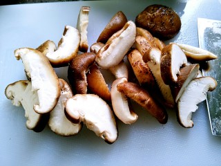 9、花菇炖鸡汤????,花菇去柄切片