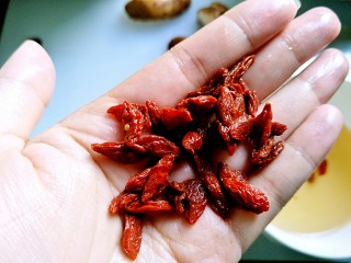 10、花菇炖鸡汤????,洗一些枸杞