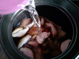 11、花菇炖鸡汤????,花菇枸杞鸡肉放进去砂锅。加水