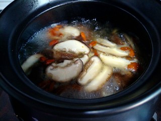 12、花菇炖鸡汤????,滚了滚了。煮了两个钟头的鸡汤