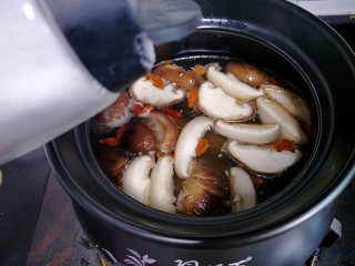 13、花菇炖鸡汤????,加点盐调味下就可以喝了。