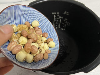 6、红枣黑米粥,倒入洗净的莲子、花生