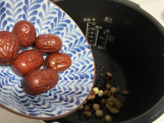 8、红枣黑米粥,倒入洗净的红枣