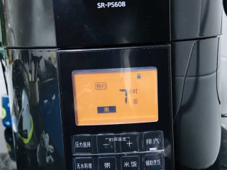 12、红枣黑米粥,摁煮粥功能键，睡前预约第二天起床就可以吃了