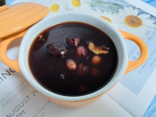 15、红枣黑米粥,红枣黑米粥营养丰富、香甜可口