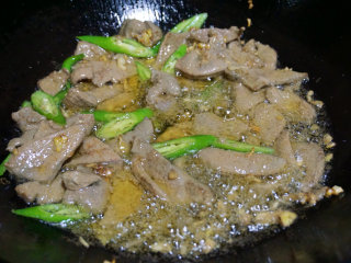 4、糖醋猪肝,倒入青椒快速翻炒2、3下