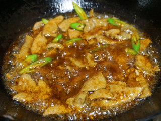 5、糖醋猪肝,然后倒入调好的芡汁