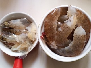 2、耳光炒饭,用清水多次冲洗干净，把虾头和虾身分开放置