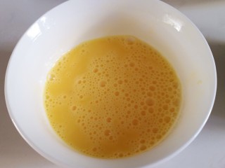 6、耳光炒饭,碗里打入两颗鸡蛋，放一丢丢盐，打散