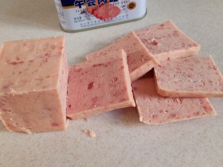 11、耳光炒饭,午餐肉切成大约5－6毫米左右厚的片，大概切个四五片