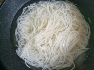 12、好吃到放弃减肥的番茄鸡蛋粉,粉条入沸水中。。