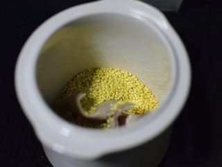 6、白胡椒猪肚鸡蛋煲,加小米。