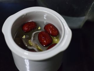 8、白胡椒猪肚鸡蛋煲,加姜汁和水，液体用量至炖盅八分满。