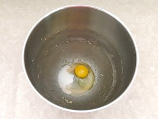 2、垂涎欲滴的红豆小餐包(一次性发酵),后盐法,除了盐和面粉外,习惯先将糖、酵母、鸡蛋和牛奶放在一起,牛奶要预留30克