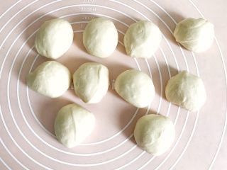7、垂涎欲滴的红豆小餐包(一次性发酵),不需要松弛,立即按照每个46克左右,分成10个,团圆