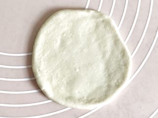 8、垂涎欲滴的红豆小餐包(一次性发酵),取其中一个,擀成四周薄,中间厚的圆形