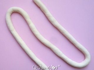 2、菊花馒头,切出一块小面团，搓成长条