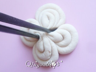 5、菊花馒头,用筷子从花团两侧最远端处，向中心夹（筷子上可抹些食用油，免沾）