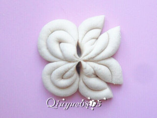 6、菊花馒头,用刀在四圆角处各切一刀，切出花瓣