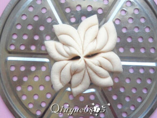 7、菊花馒头,上笼屉蒸熟（视灶具和馒头的大小掌握时间）