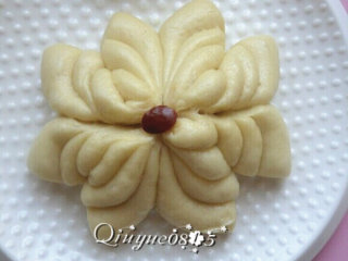 8、菊花馒头,装盘啰