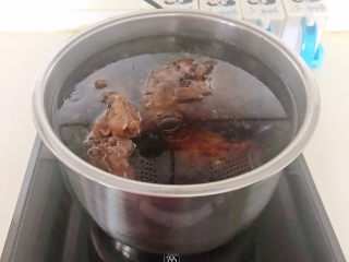 17、五香酱牛肉,牛肉能用筷子穿透就熟了，牛肉酱好后不要马上捞出来，要继续浸泡30分钟左右