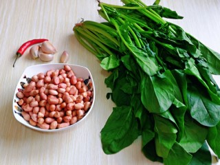 1、菠菜拌花生米,准备食材。