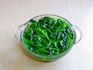 6、菠菜拌花生米,捞出立即过冷水。