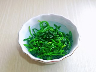 7、菠菜拌花生米,将菠菜水分挤干放入器具中。