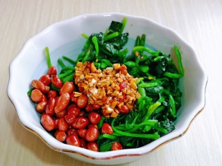 13、菠菜拌花生米,淋上调味汁，拌均匀即可。