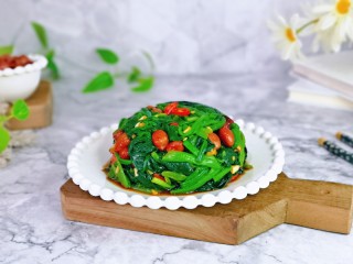 14、菠菜拌花生米,装入小碗中，倒扣在盘子里，做个造型～