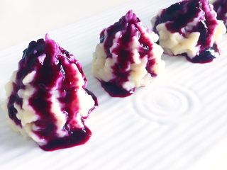 13、蓝莓果酱/蓝莓山药,将炒好的山药泥装进裱花袋 挤出漂亮的花型 淋上少许蓝莓果酱就好了