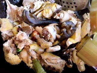 10、小鸡炖蘑菇,放老抽。