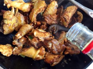 13、小鸡炖蘑菇,翻炒上色后放料酒。