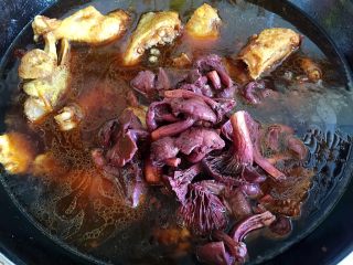 14、小鸡炖蘑菇,放蘑菇后添清水。