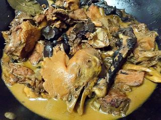 16、小鸡炖蘑菇,大火收浓汤汁即可。