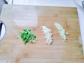 1、生菜豆腐肉沫羹,葱姜蒜切末。