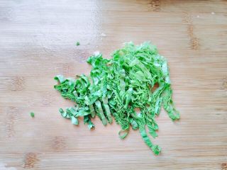 3、生菜豆腐肉沫羹,菜叶子切丝。