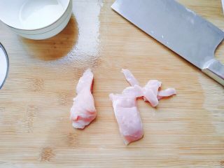 5、生菜豆腐肉沫羹,猪肉切片。