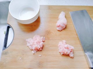 6、生菜豆腐肉沫羹,肉片切丝，肉丝切丁。