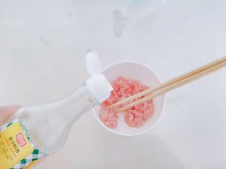 7、生菜豆腐肉沫羹,肉丁放碗里加料酒，拌匀。