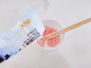 8、生菜豆腐肉沫羹,加食用盐，拌匀。