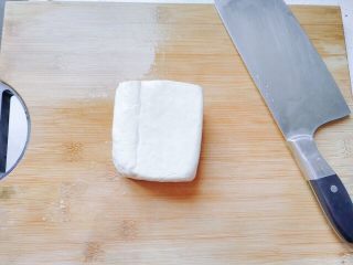 11、生菜豆腐肉沫羹,老豆腐洗净。