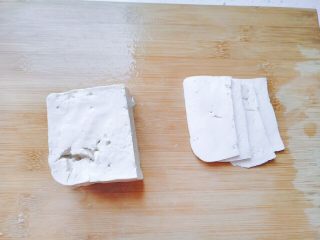 12、生菜豆腐肉沫羹,豆腐切薄片。