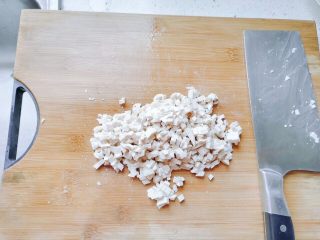 13、生菜豆腐肉沫羹,豆腐片切丁。