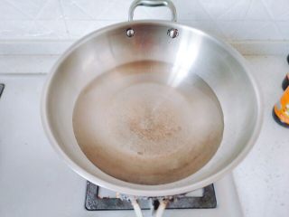 14、生菜豆腐肉沫羹,锅里加水烧开。