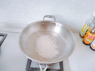 15、生菜豆腐肉沫羹,下豆腐丁焯水，搅动下，用锅铲的时候，轻一点慢一点。