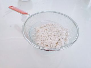 16、生菜豆腐肉沫羹,焯水弄好后，捞出来沥水。